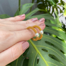 Brinco Argola Dourada com Pérola – Toque Clássico com Alma Moderna