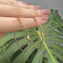 Argola Dourada Fina com Detalhe Torcido – Elegância Minimalista