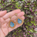 Brinco Gota Dourado com Pedra Azul Cristal – Sofisticação e Elegância
