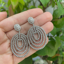 Brinco Maxi Prateado com Zircônias – Elegância e Sofisticação