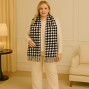Echarpe Xadrez Preto e Branco com Franjas – Elegância Clássica para Dias Frios
