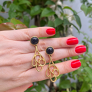 Brinco Dourado com Pedra Azul Escuro – Charme e Sofisticação