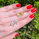 Kit de Brincos Dourado e Flor com Zircônias – Delicadeza e Estilo no Seu Dia a Dia