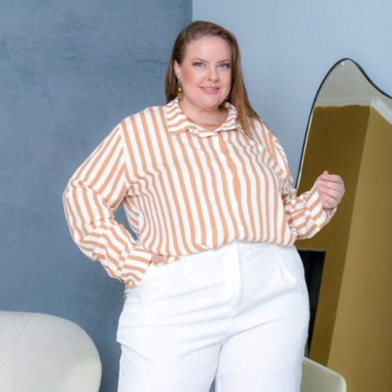 Camisa Listrada Caramelo e Branca Elegância e Conforto para Mulheres Plus Size e Midsize