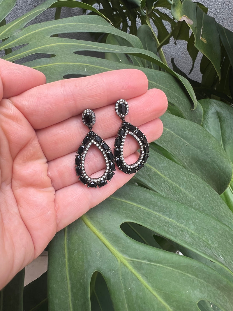 Brinco Gota Luxo Preto – Elegância e Sofisticação