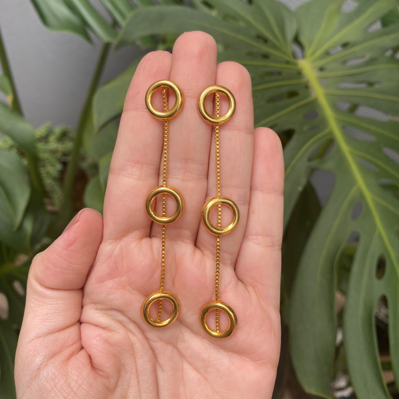 Brinco Longo Dourado Minimalista – Elegância e Sofisticação