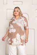 Camisa Plus Size Bege com Estampa Tropical Branca – Elegância e Leveza para o Dia a Dia