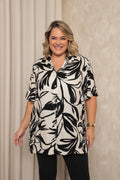 Camisa plus size manga curta preta e off-white chic