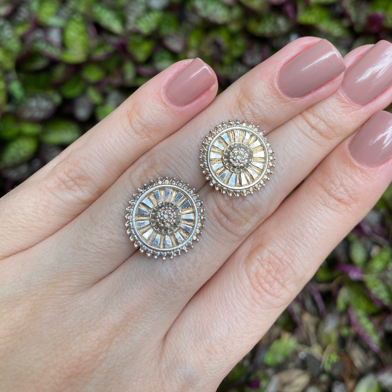 Brinco Redondo Prata com Zircônias Baguete – Elegância e Brilho Sofisticado