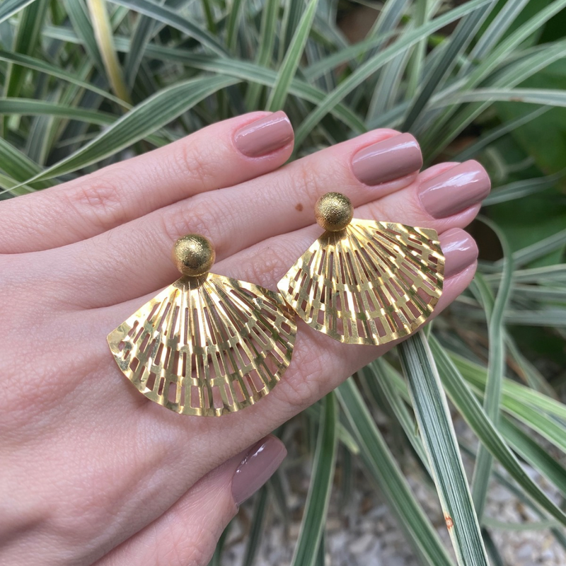 Brinco Leque Dourado Vazado – Sofisticação e Leveza