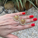 Brinco Leque Dourado com Pérolas – Sofisticação Atemporal