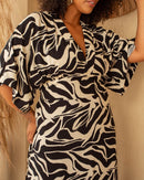 Vestido longo estampado plus size em viscose que modela a cintura