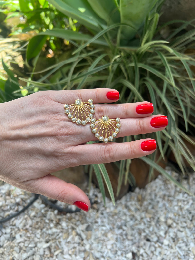 Brinco Leque Dourado com Pérolas – Sofisticação Atemporal