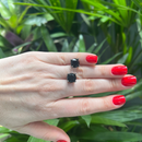 Brinco Solitário Preto – Elegância e Sofisticação em Cada Detalhe