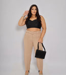 Calça Bege Plus Size de Alfaiataria com Cintura Alta e Cinto Largo – Elegância e Conforto para Todos os Momentos