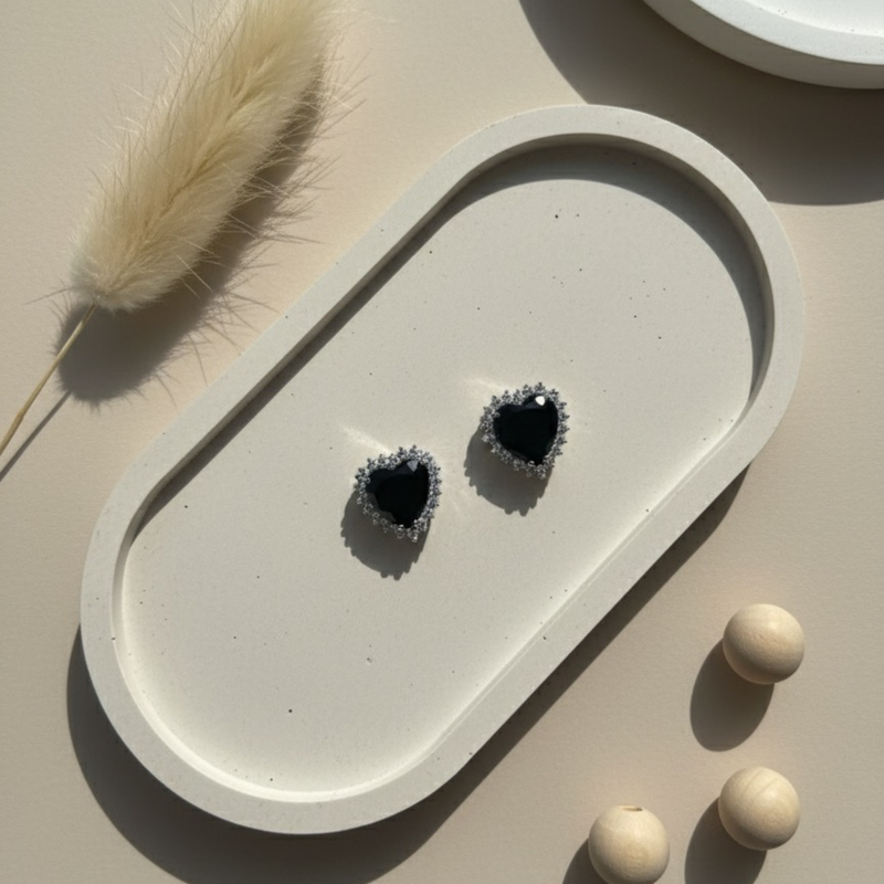 Brinco Coração Preto com Cravejado em Zircônias – Elegância e Sofisticação