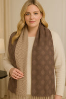 Pashimina Marrom com Estampa Geométrica e Franjas – Sofisticação e Conforto Atemporal