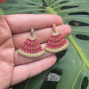 Brinco Leque Dourado com Pedras Rosas – Glamour e Sofisticação