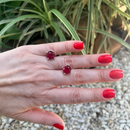 Brinco Elegância Rubi – Um Toque de Sofisticação