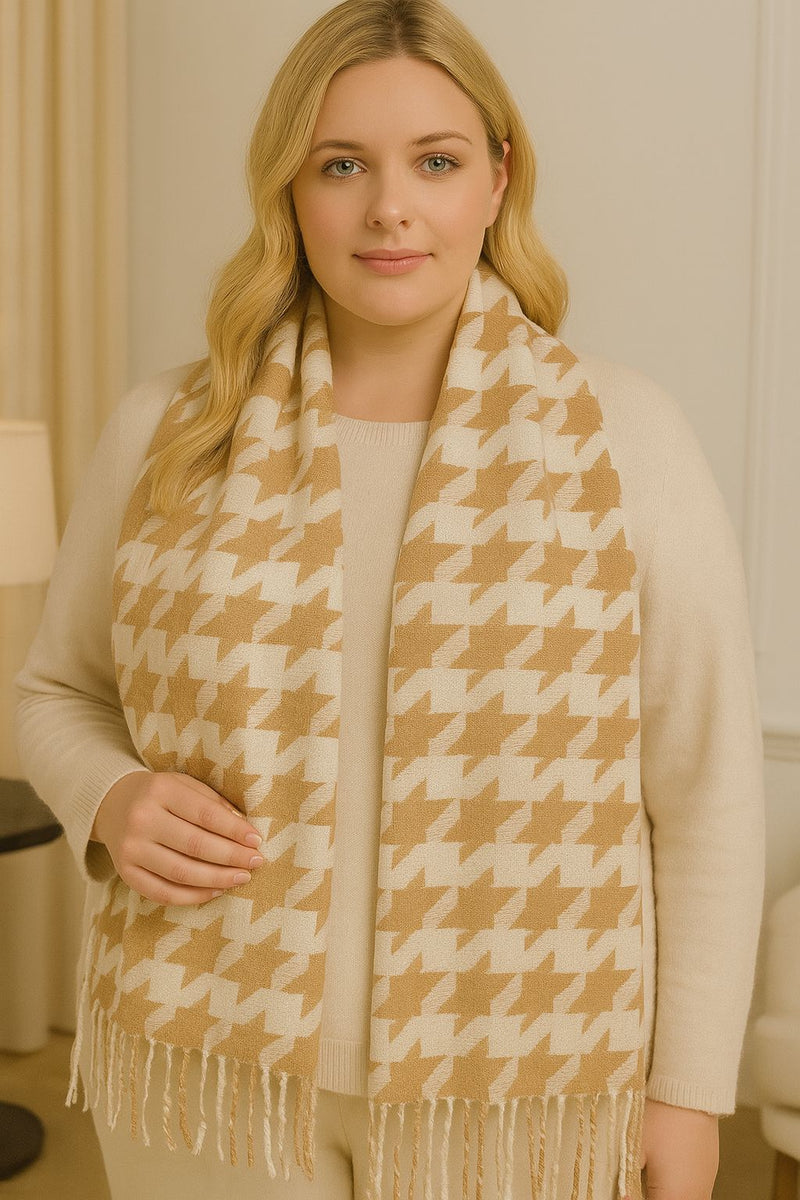 Echarpe Pied-de-Poule Caramelo com Franjas – Clássico Atemporal com Toque Moderno