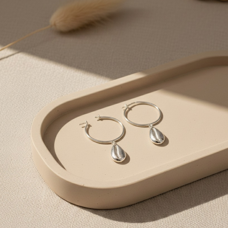 Argola com Pingente de Búzio – Estilo Praiano com Elegância