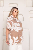 Camisa Plus Size Bege com Estampa Tropical Branca – Elegância e Leveza para o Dia a Dia