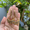 Brinco Leque Dourado – Sofisticação e Estilo Atemporal