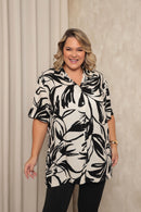 Camisa plus size manga curta preta e off-white chic