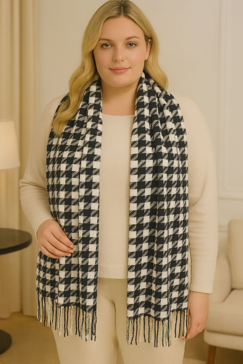 Echarpe Xadrez Preto e Branco com Franjas – Elegância Clássica para Dias Frios