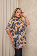 Camisa plus size estampada bege e azul