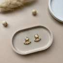 Brinco Dourado com Pedra Fruta Cor – Elegância Versátil