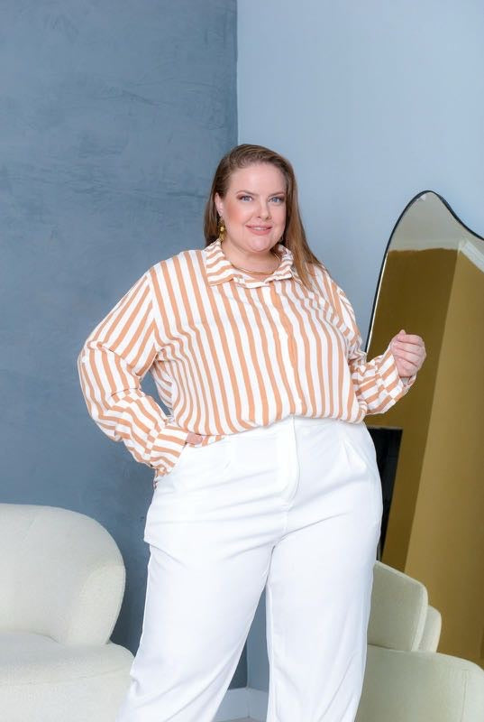 Camisa Listrada Caramelo e Branca Elegância e Conforto para Mulheres Plus Size e Midsize