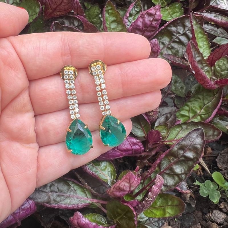 Brinco Longo Gota Esmeralda – Luxo e Sofisticação