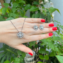 Conjunto de Joias Femininas com Brincos e Colar Flor de Zircônia – Banho Ródio Negro