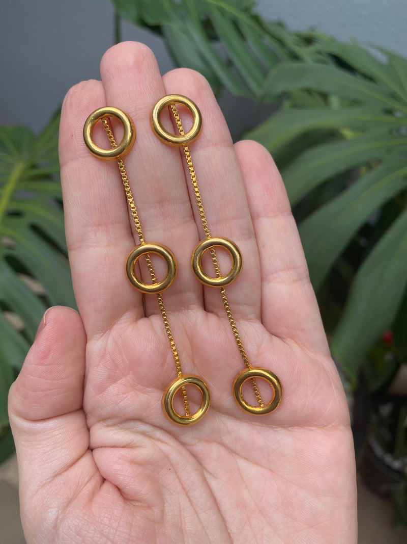 Brinco Longo Dourado Minimalista – Elegância e Sofisticação
