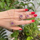 Conjunto de Joias Femininas com Pedra Fruta Cor em Formato de gota e Zircônias – Colar e Brincos Dourados