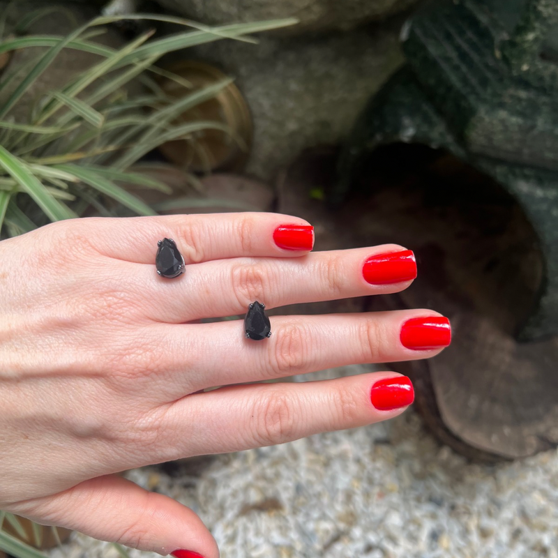 Brinco Gota Black – Sofisticação Minimalista em Preto