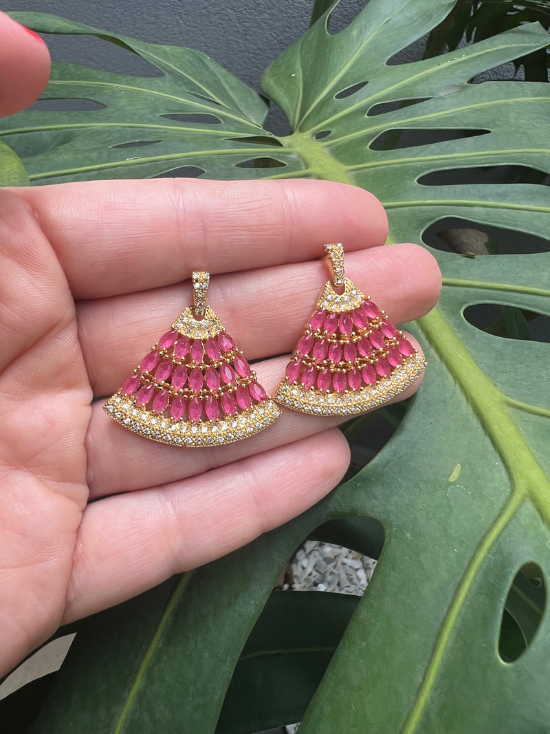 Brinco Leque Dourado com Pedras Rosas – Glamour e Sofisticação