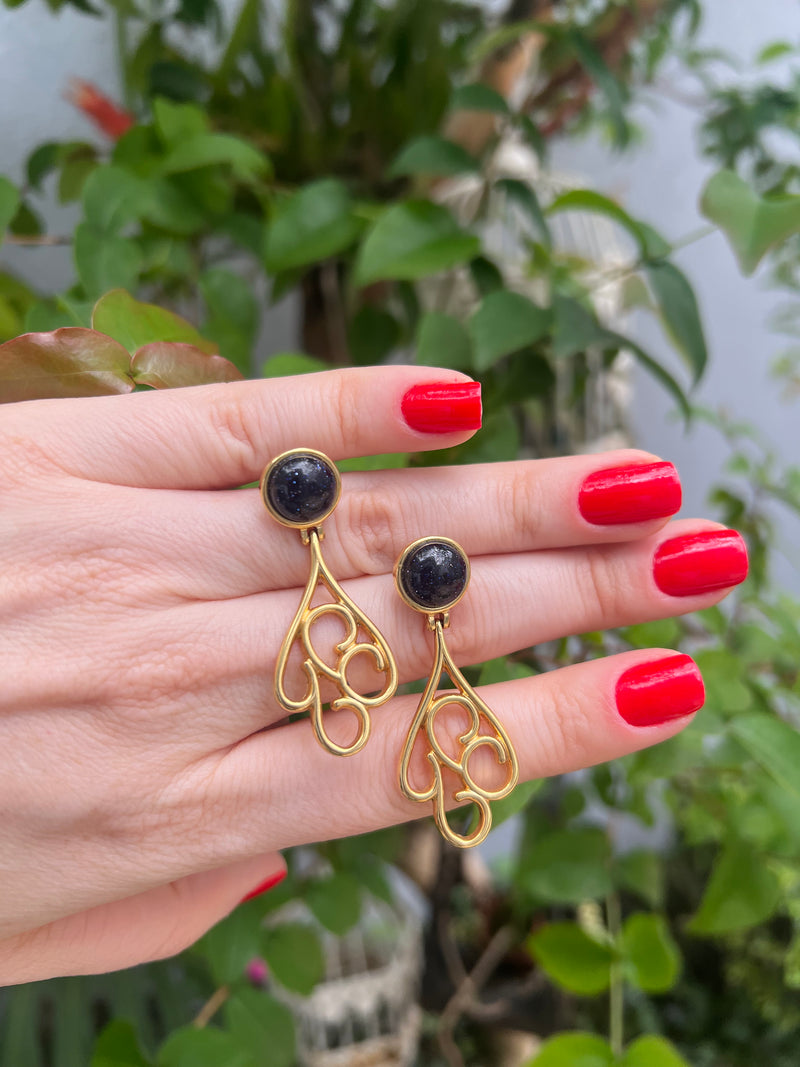 Brinco Dourado com Pedra Azul Escuro – Charme e Sofisticação