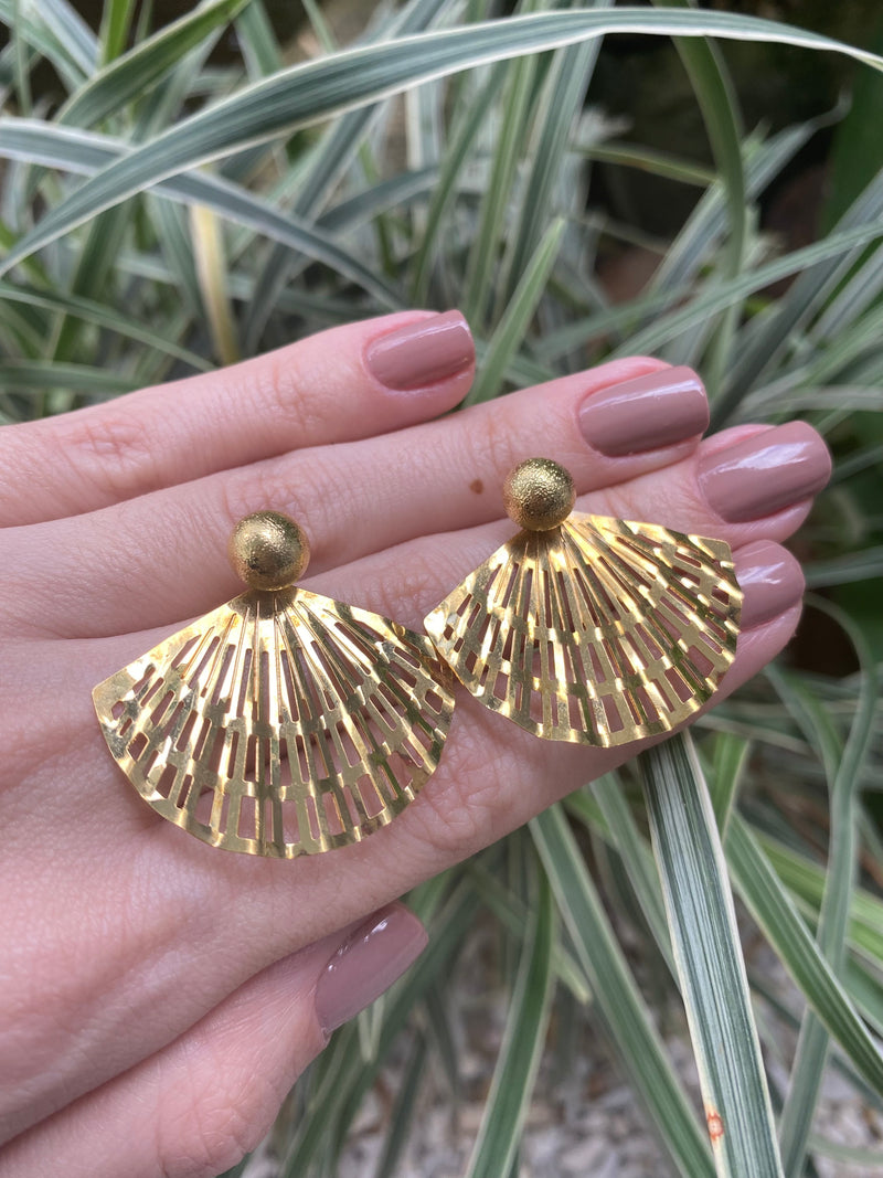 Brinco Leque Dourado Vazado – Sofisticação e Leveza