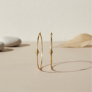 Argola Dourada Fina com Detalhe Torcido – Elegância Minimalista