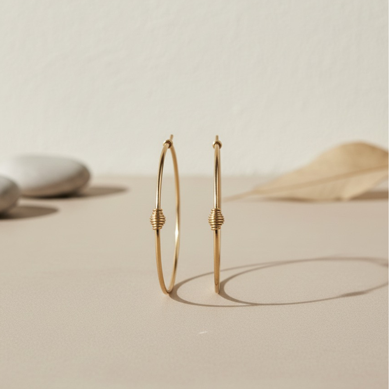 Argola Dourada Fina com Detalhe Torcido – Elegância Minimalista