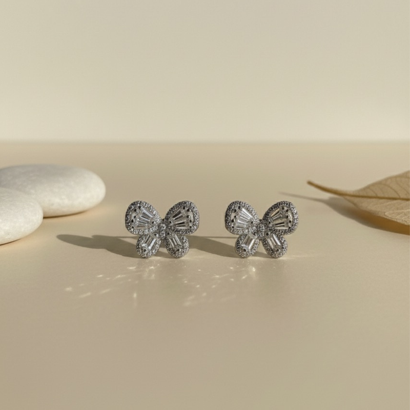 Brinco Borboleta Prata – Minimalista e Elegante