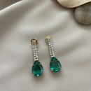 Brinco Longo Gota Esmeralda – Luxo e Sofisticação
