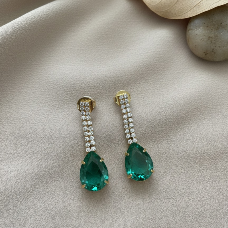 Brinco Longo Gota Esmeralda – Luxo e Sofisticação