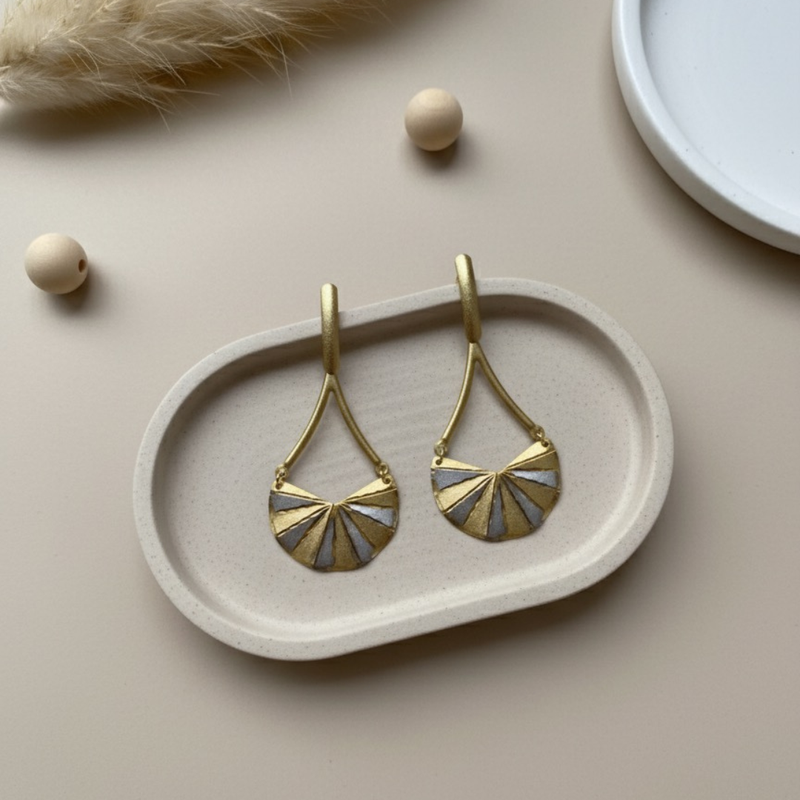 Brinco Leque Dourado – Sofisticação e Estilo Atemporal