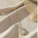 Colar Dourado com Pingente de Gota e Cristais – Sofisticação em Cada Detalhe