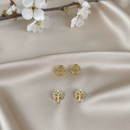 Kit de Brincos Dourado e Flor com Zircônias – Delicadeza e Estilo no Seu Dia a Dia