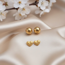 Kit de Brincos Dourados – Bola Clássica e Coração Texturizado