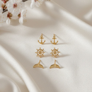 Trio de Brincos Náuticos Dourados – Âncora, Leme e Cauda de Sereia